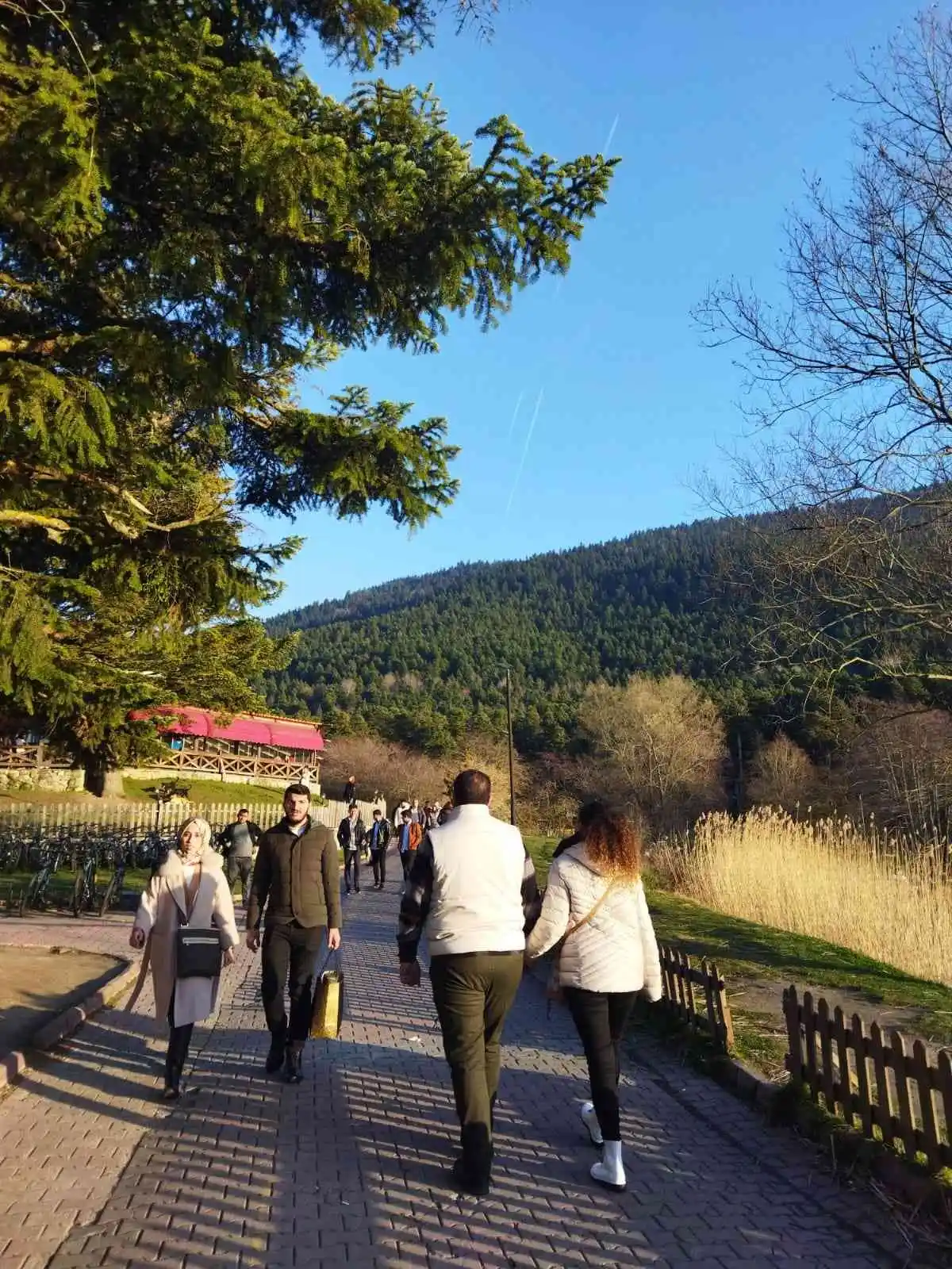 Gölcük’te güzel havanın tadını dans ederek çıkardılar