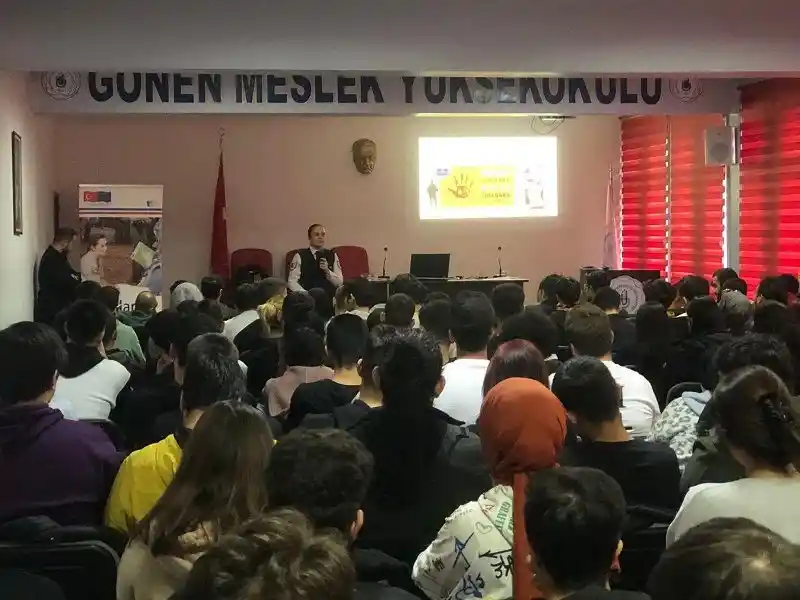 Gönen'de "Aile İçi ve Kadına Yönelik Şiddetle Mücadele" eğitimi verildi
