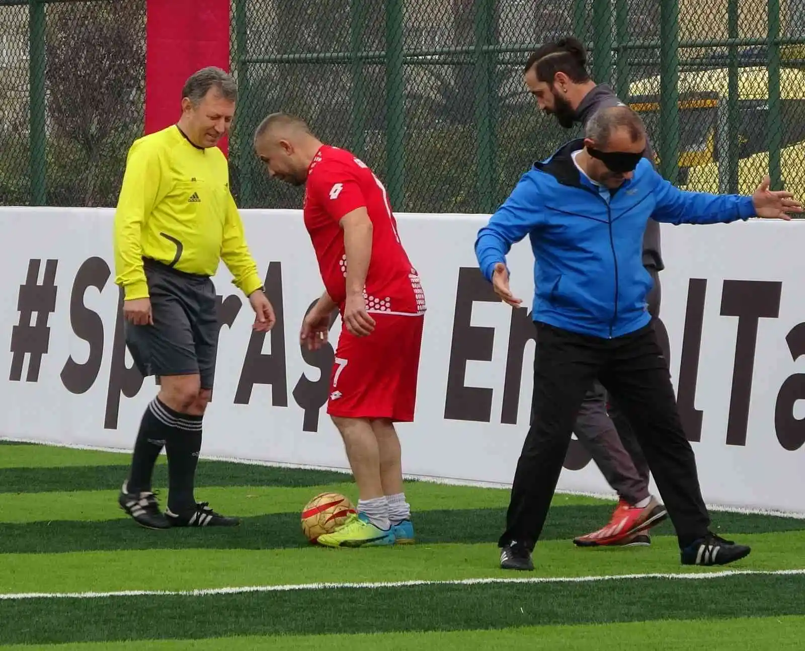 Görme engelli sporcular ile protokol arasında futbol maçı oynandı