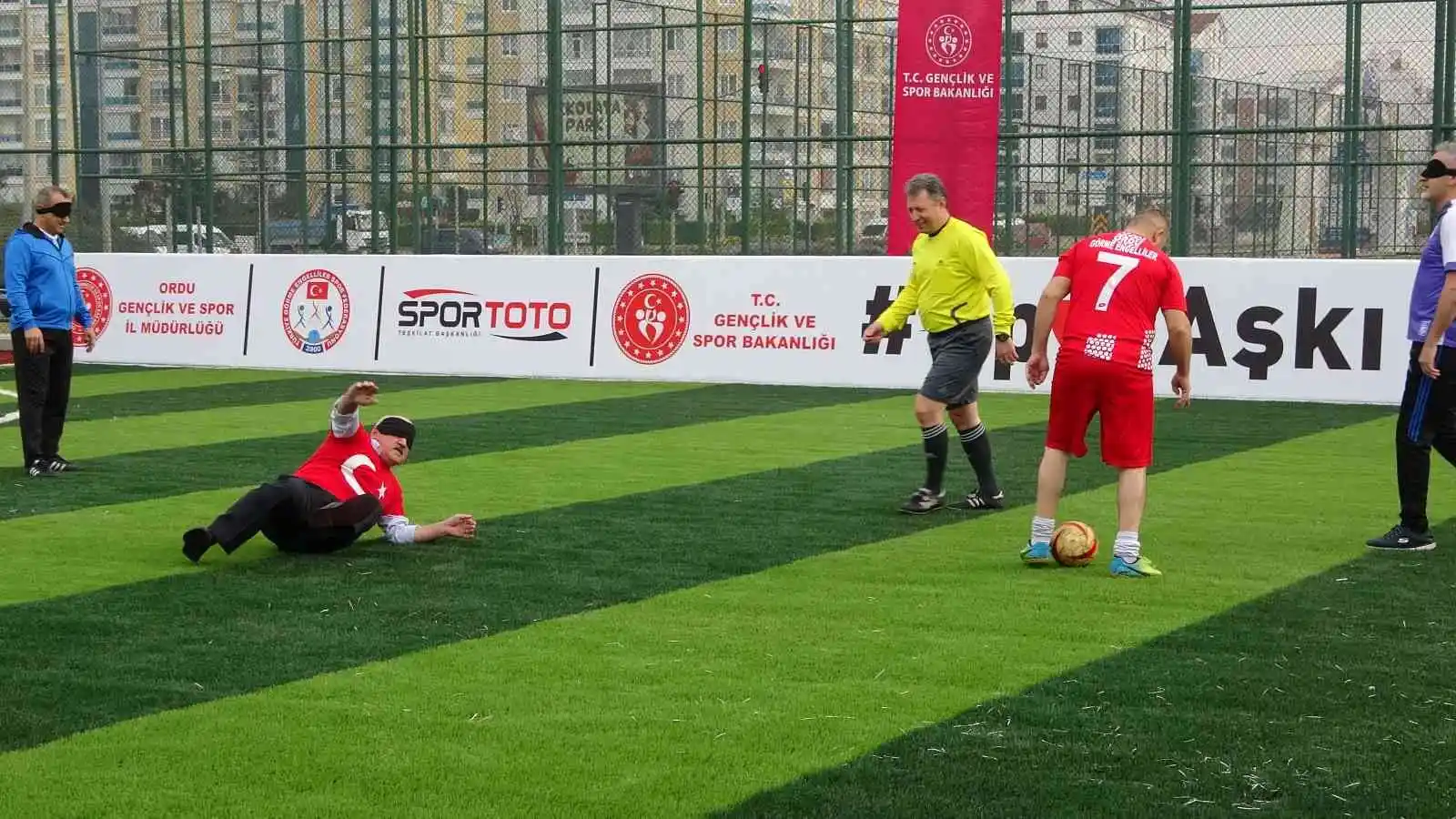 Görme engelli sporcular ile protokol arasında futbol maçı oynandı