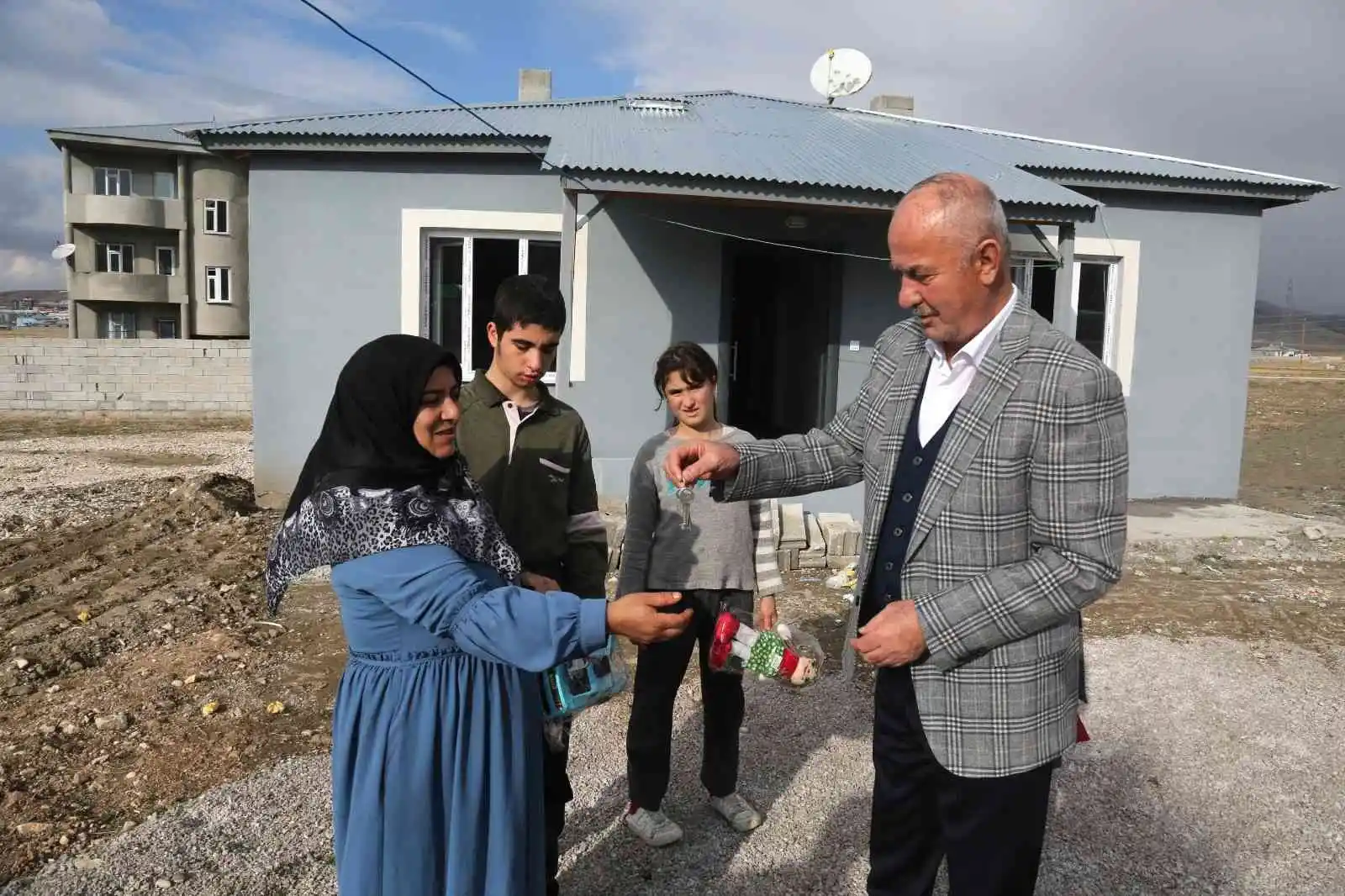 Gül ailesi, '3 Aralık Dünya Engelliler Günü'nde yeni evlerine kavuştu