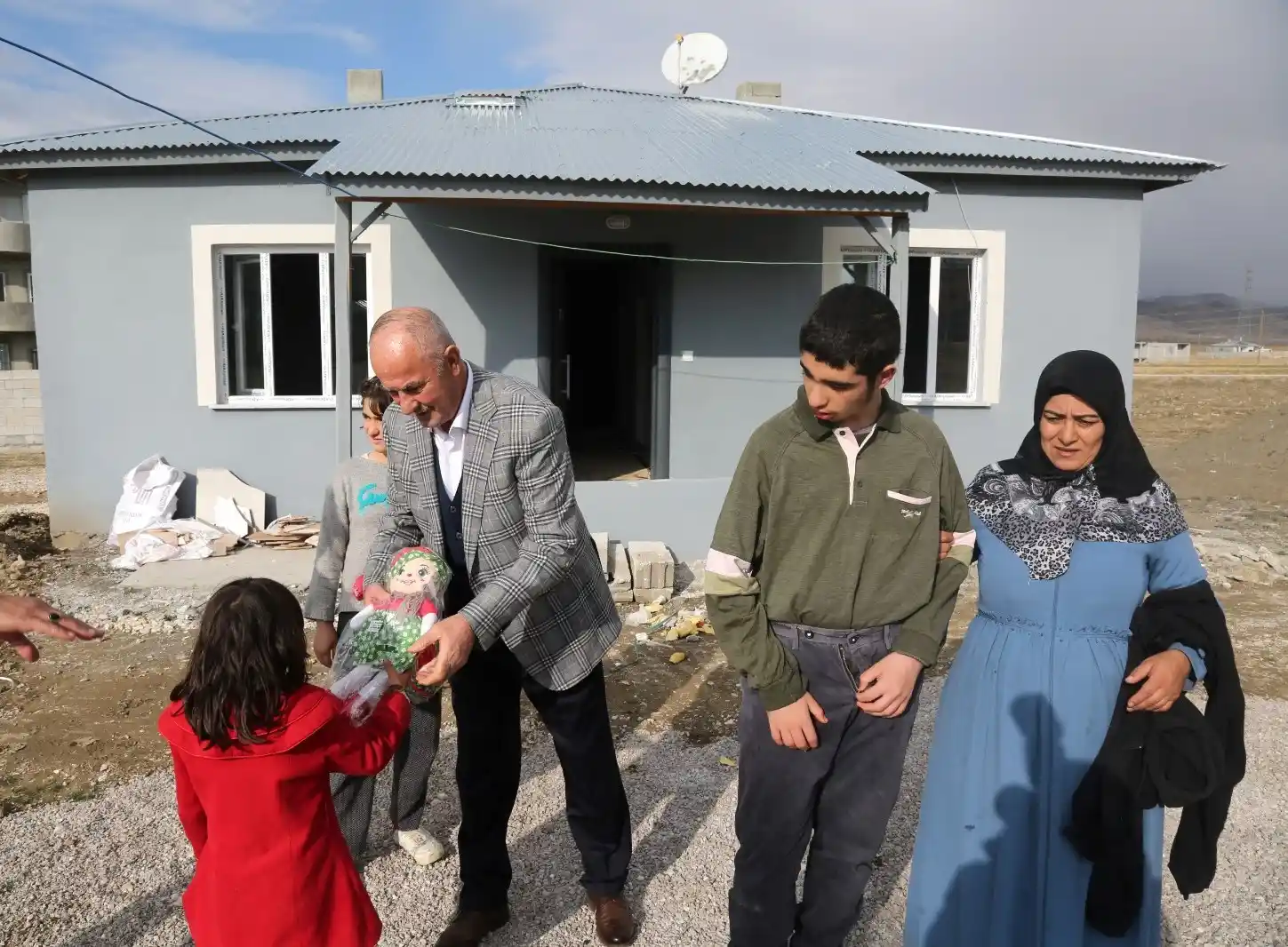 Gül ailesi, ‘3 Aralık Dünya Engelliler Günü’nde yeni evlerine kavuştu