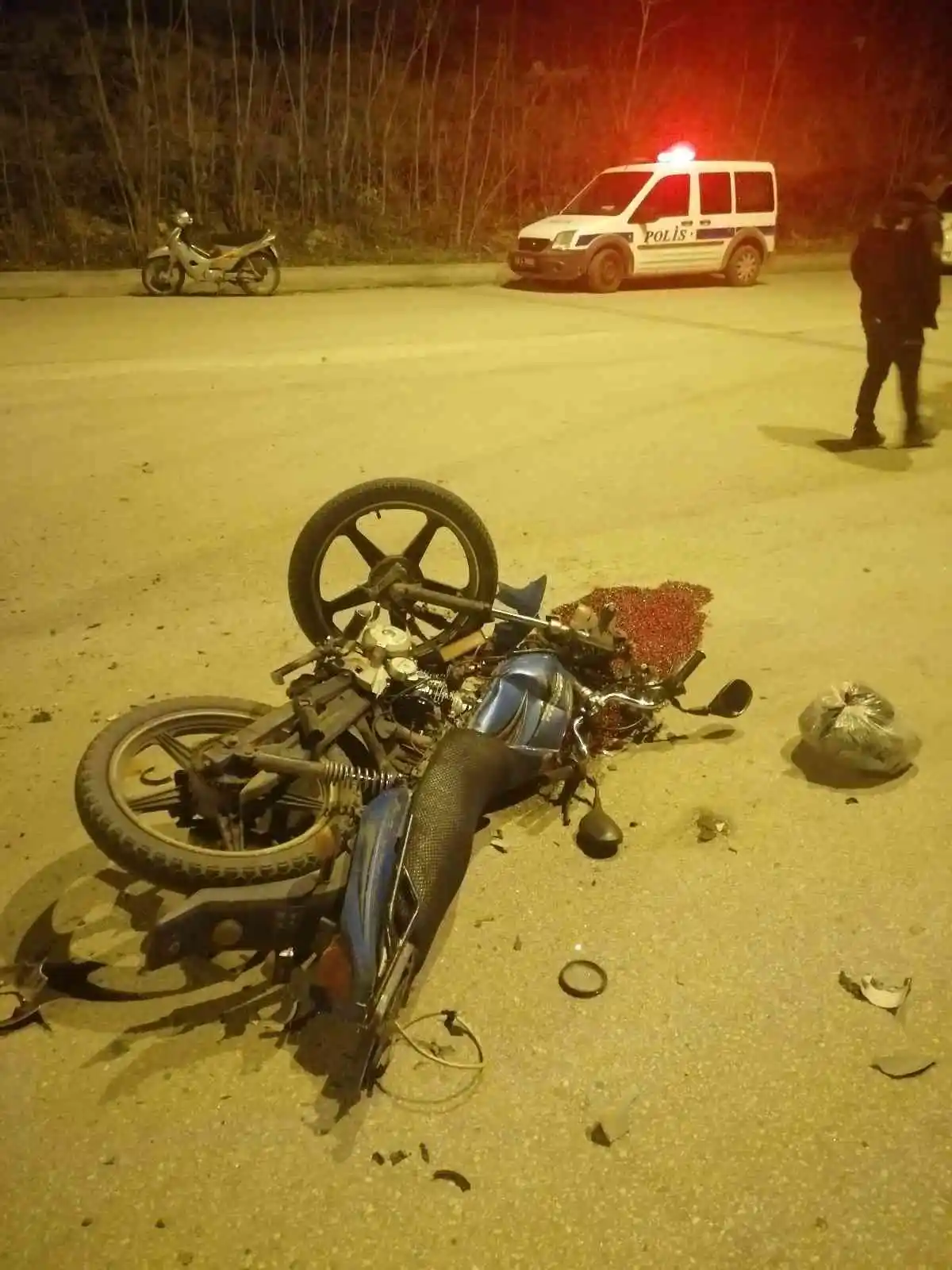 Hafif ticari araç ile motosiklet çarpıştı: 1 ölü, 2 yaralı
