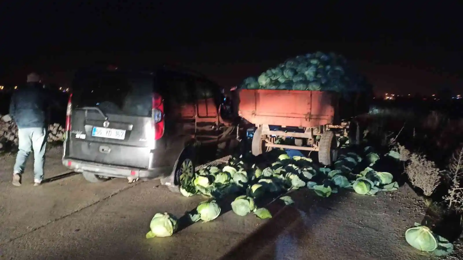 Hafif ticari araç lahana yüklü römorka çarptı: 2 yaralı