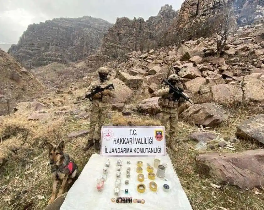 Hakkari'de 16 adet EYP ele geçirildi
