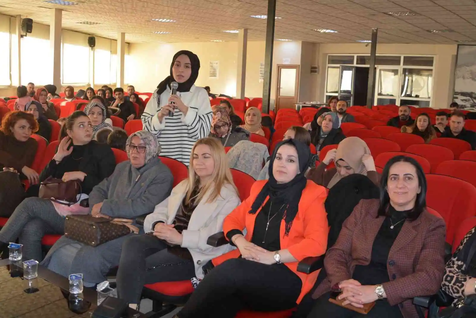 Hakkari’de ‘Çocuğunu tanı’ konferansı