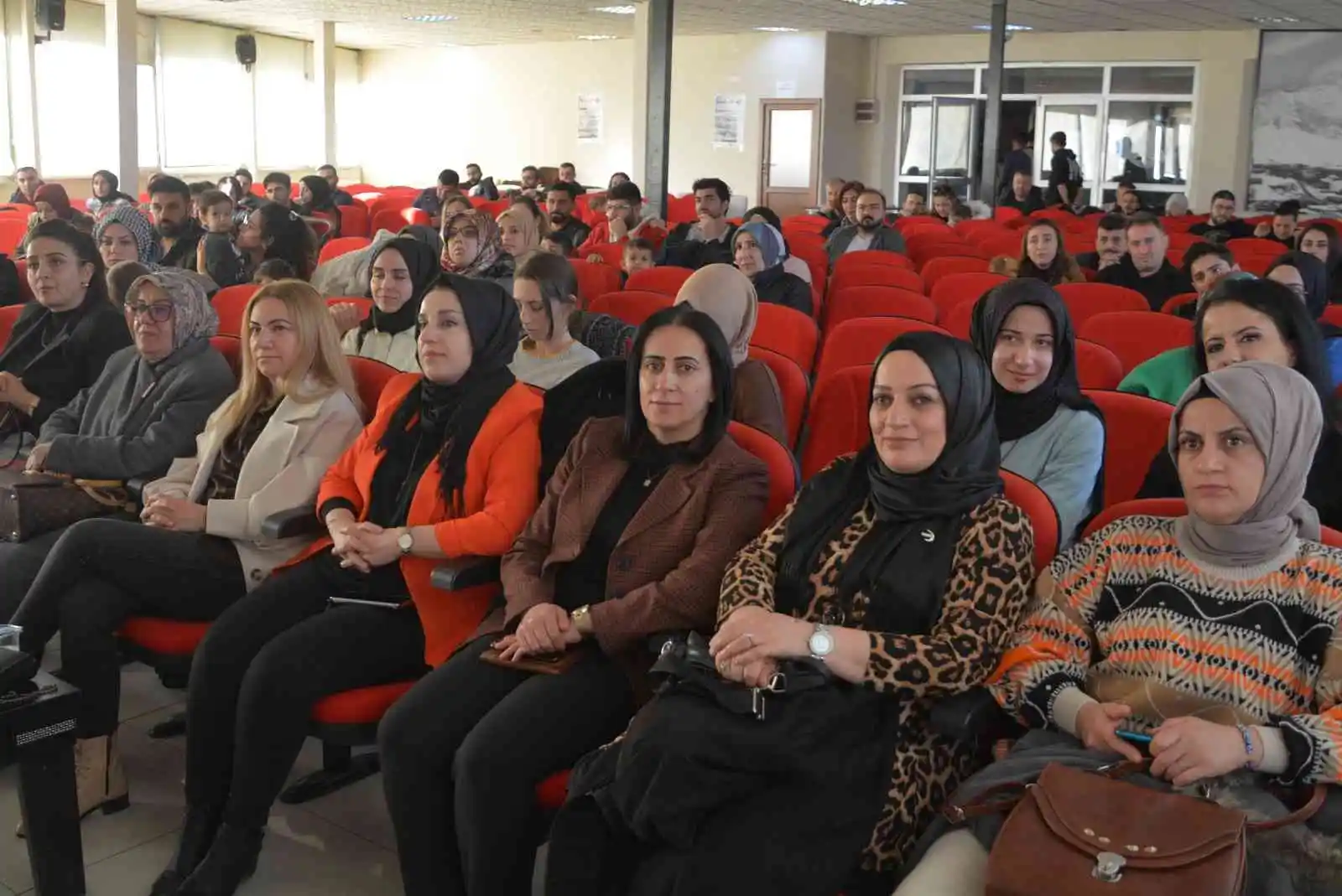 Hakkari’de ‘Çocuğunu tanı’ konferansı
