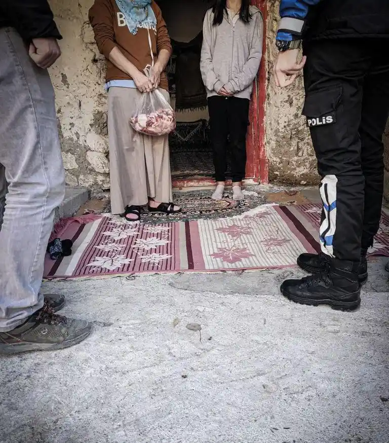 Hakkari polisi ihtiyaç sahibi aileleri sevindirdi
