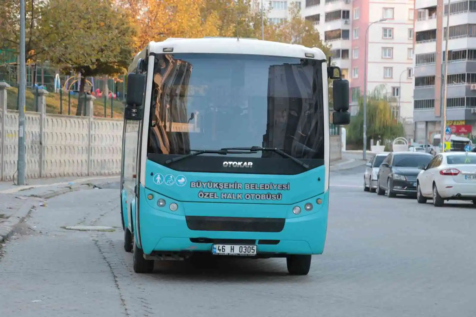 Halk otobüsüne saldırı anbean güvenlik kamerasına yansıdı
