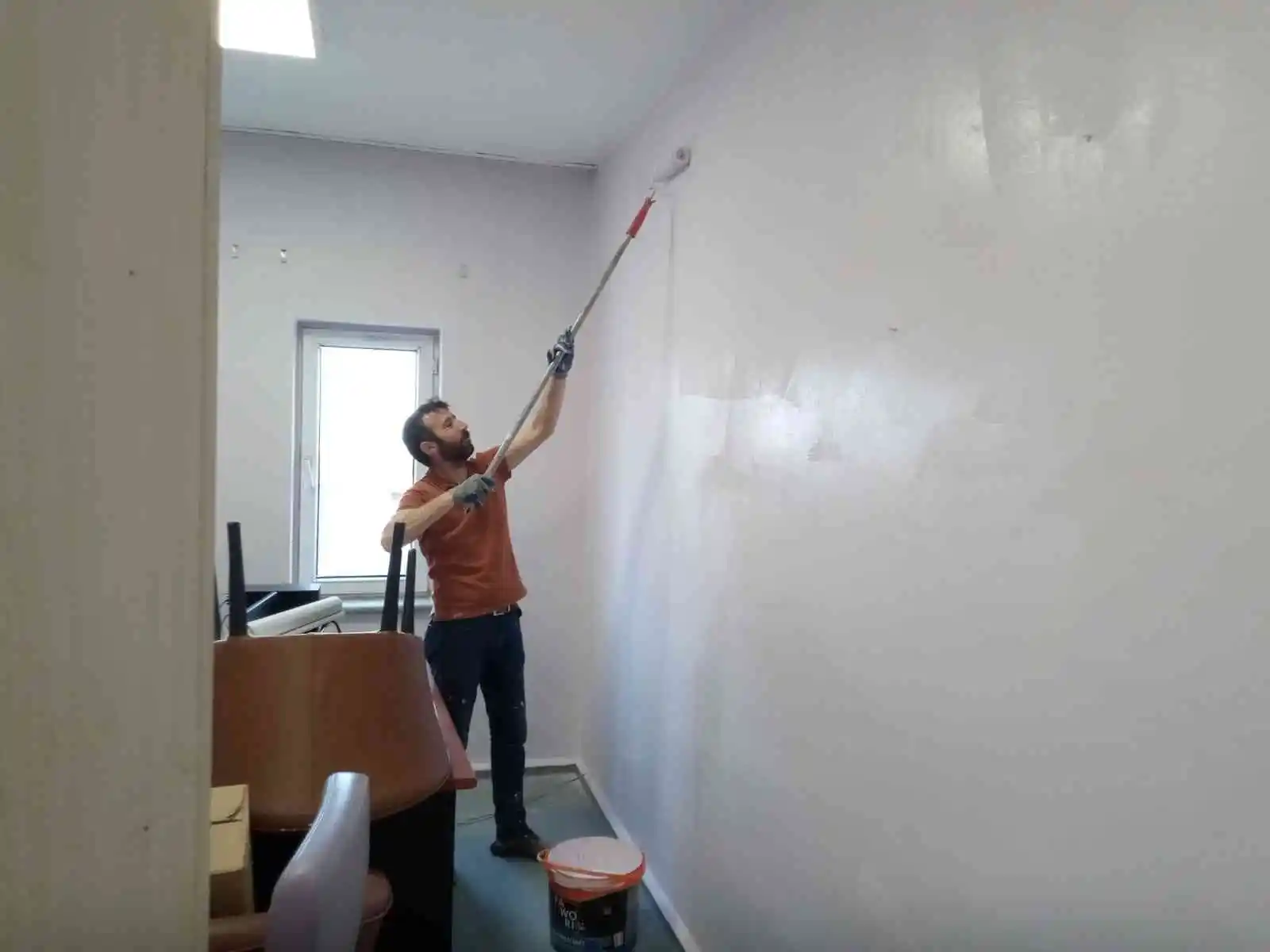 Hastanedeki yıpranan ve dökülen duvarlar boyatıldı