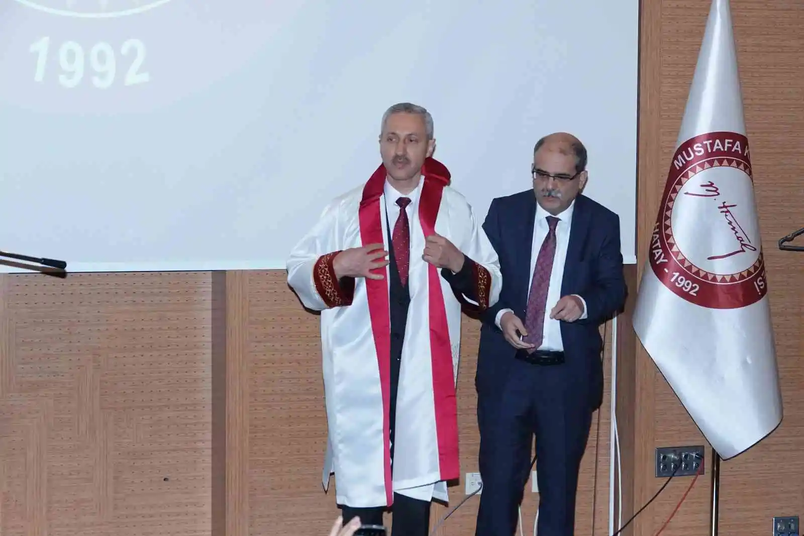 Hatay MKÜ Rektörlüğüne atanan Prof. Dr. Eren görevi devraldı