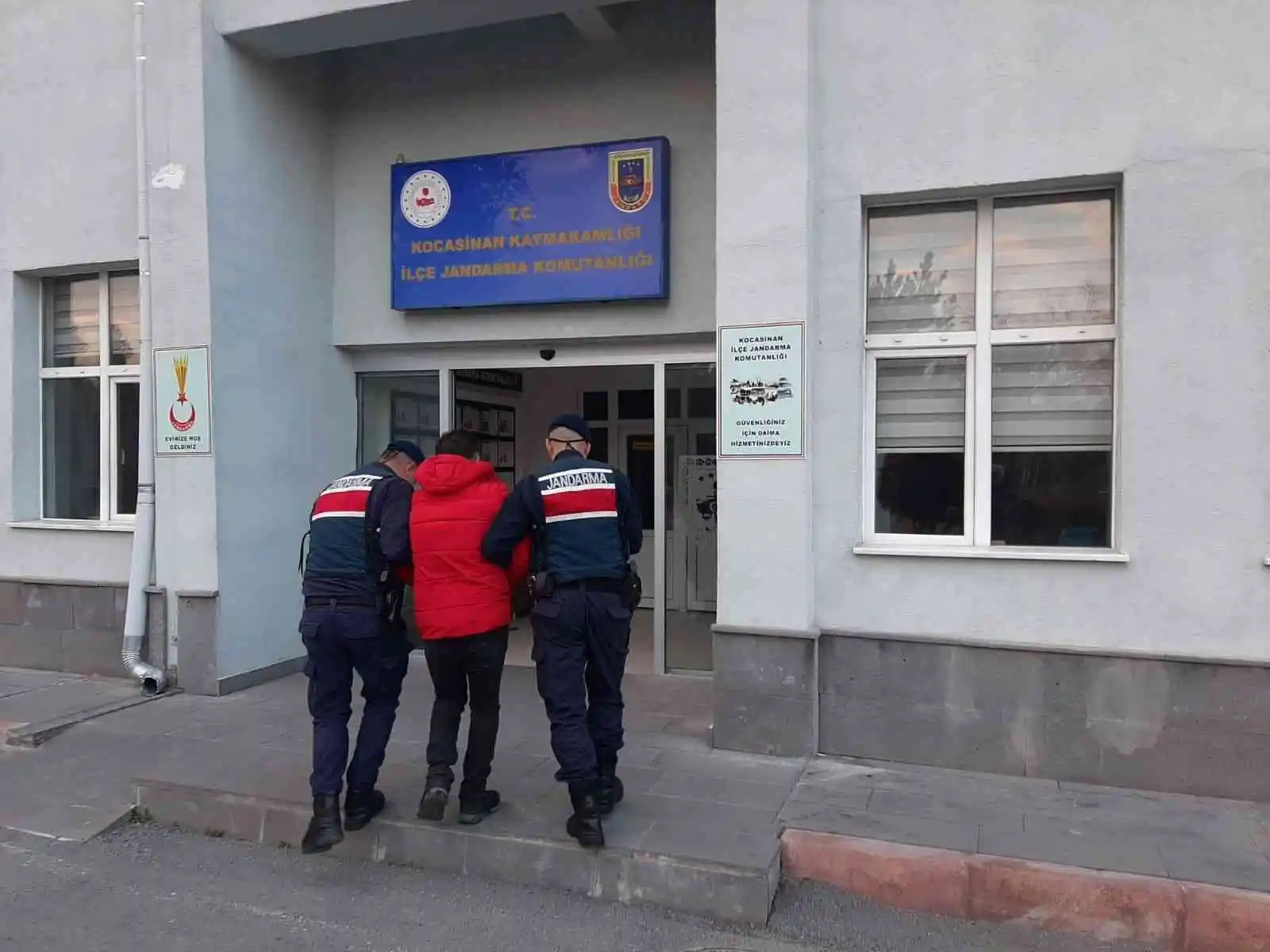 Hükümlü ihraç astsubay jandarmadan kaçamadı