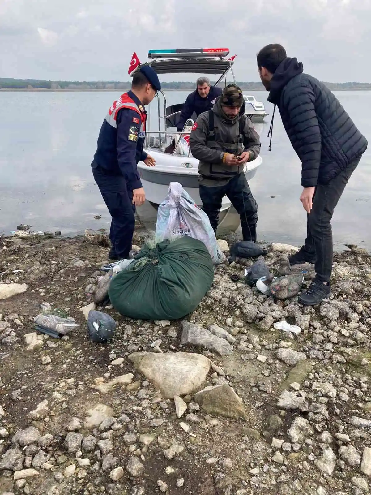 İçme suyu havzası olan Terkos Gölü’nde kaçak avcılık yapanlar suç üstü yakalandı