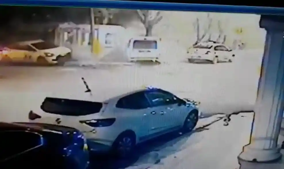Iğdır‘da hafif ticari araç otomobile çarptı: 2 yaralı