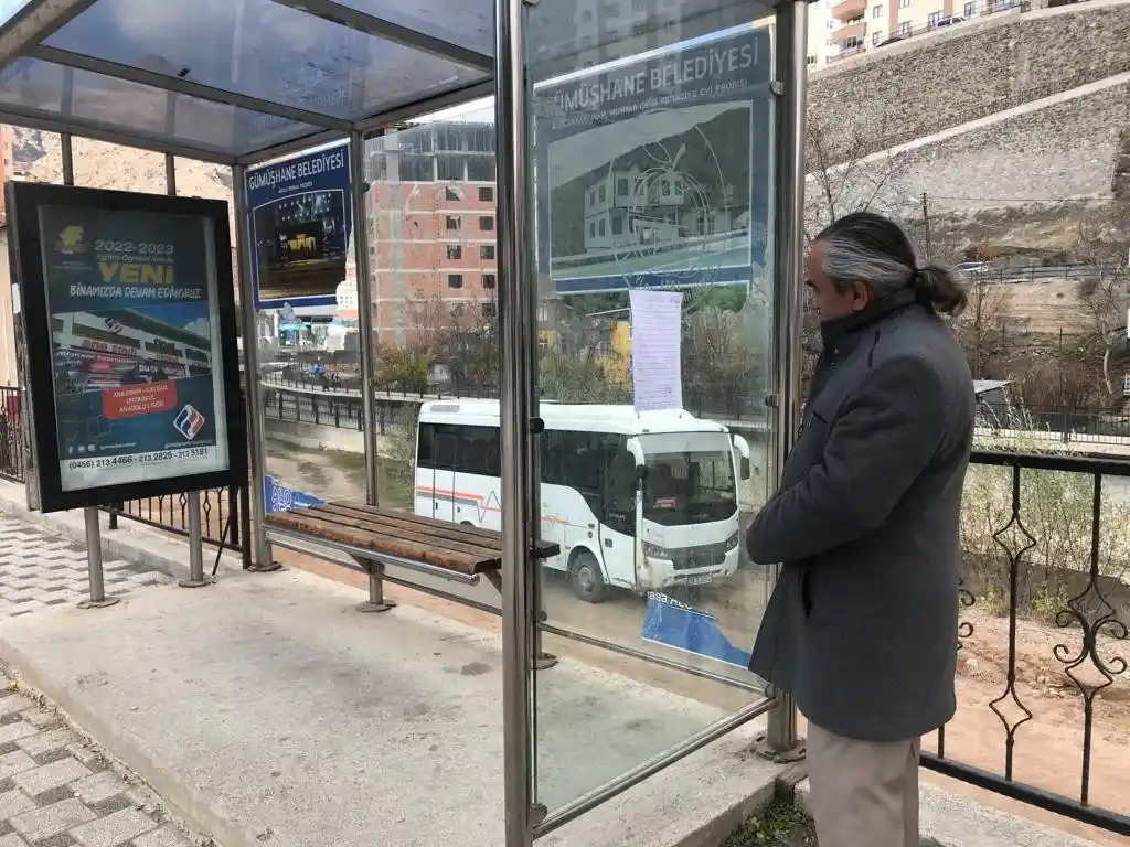 İlkokul öğrencisinin otobüs durağına astığı yazı duygulandırdı