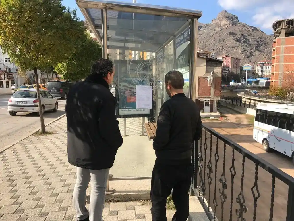 İlkokul öğrencisinin otobüs durağına astığı yazı duygulandırdı