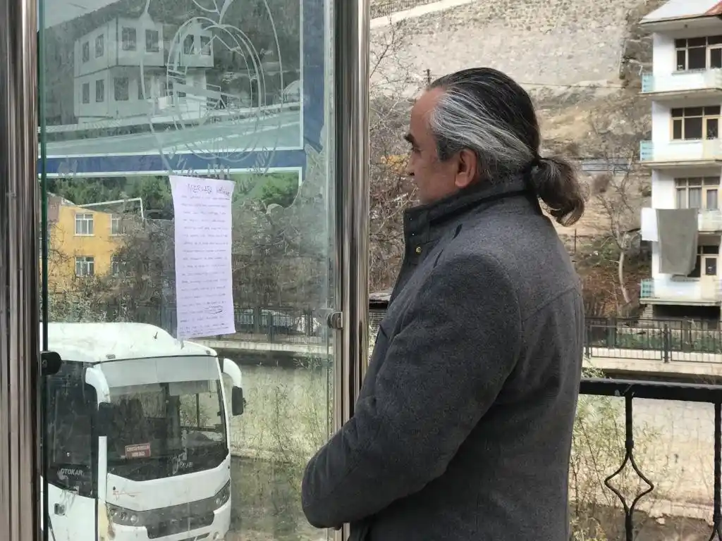 İlkokul öğrencisinin otobüs durağına astığı yazı duygulandırdı