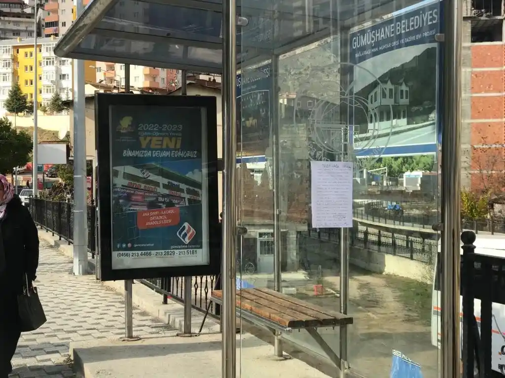 İlkokul öğrencisinin otobüs durağına astığı yazı duygulandırdı
