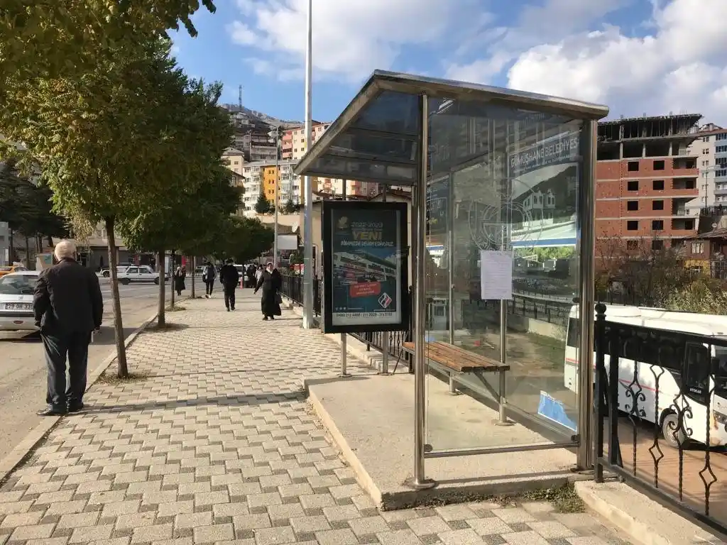 İlkokul öğrencisinin otobüs durağına astığı yazı duygulandırdı