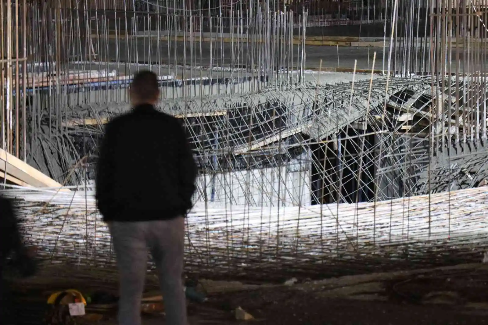İnşaat alanında beton dökümünde kalıp çöktü: 2 işçi yaralı