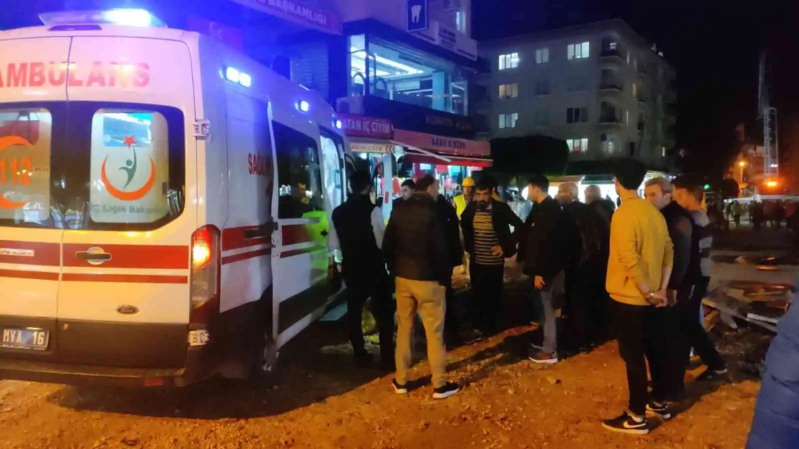 İnşaat alanında beton dökümünde kalıp çöktü: 2 işçi yaralı