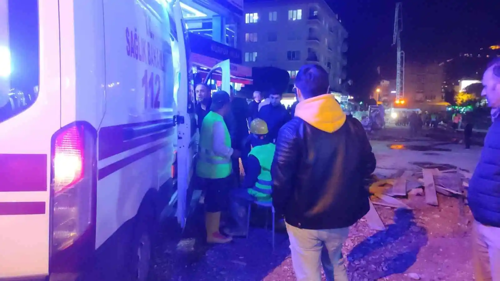 İnşaat alanında beton dökümünde kalıp çöktü: 2 işçi yaralı