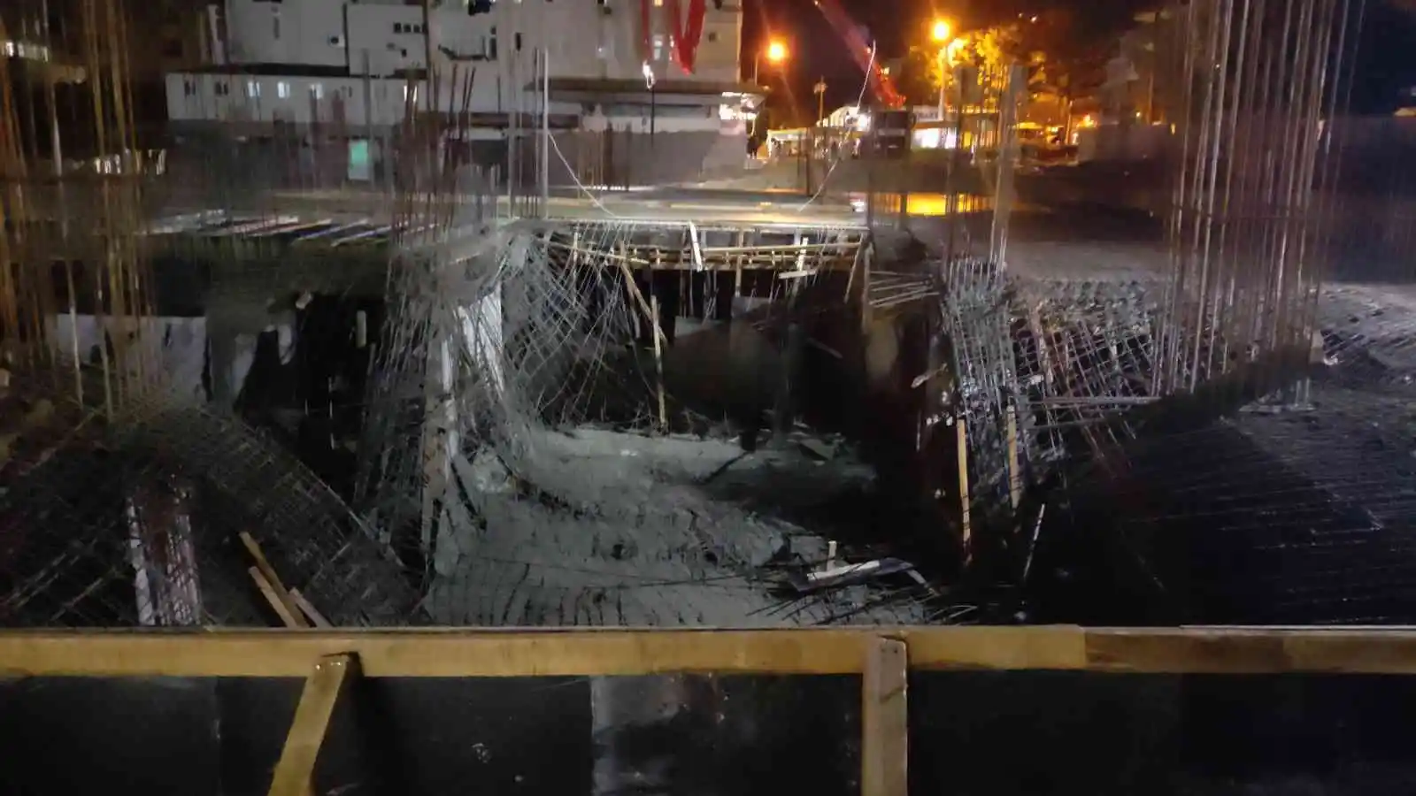 İnşaat alanında beton dökümünde kalıp çöktü: 2 işçi yaralı