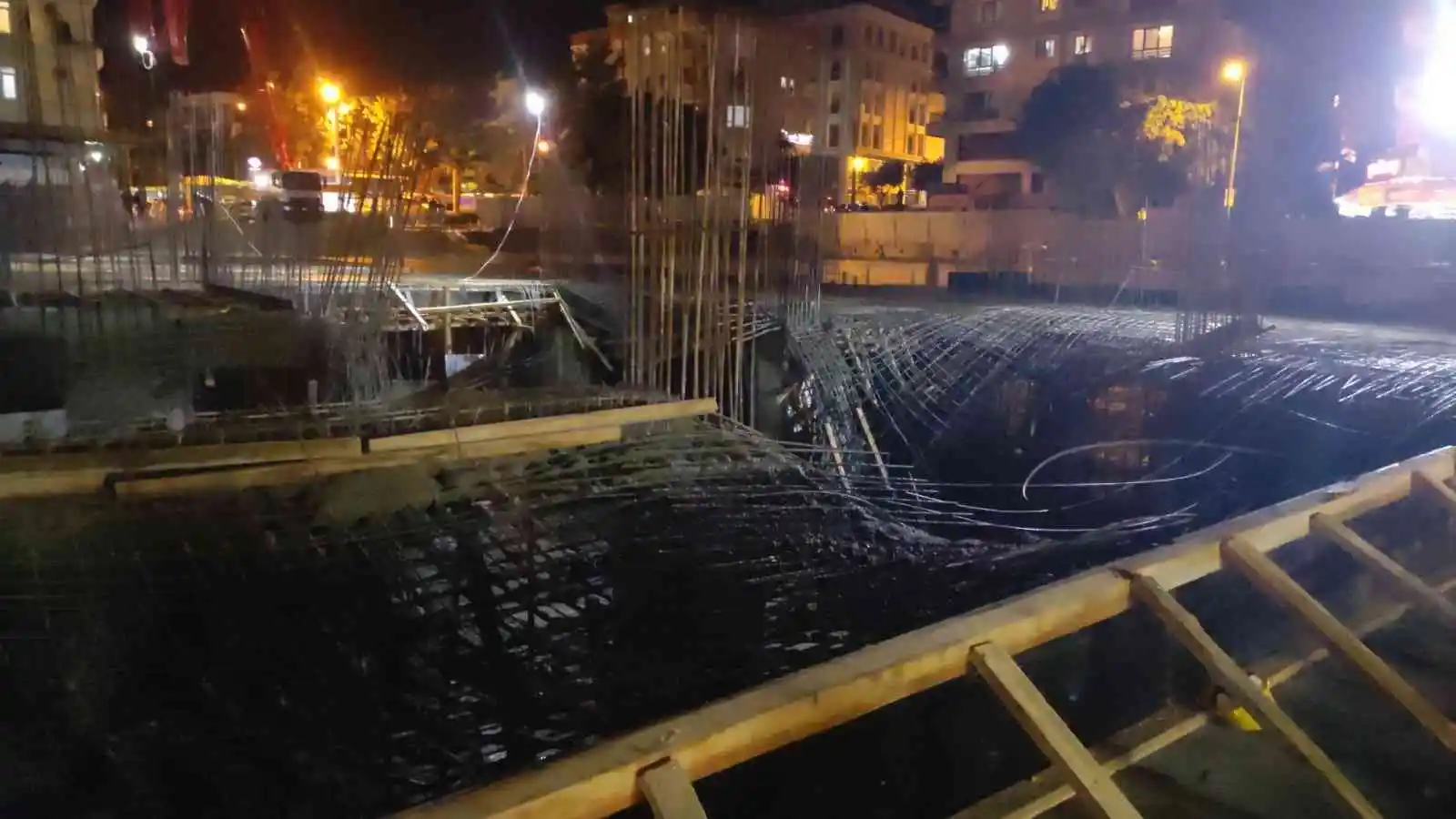 İnşaat alanında beton dökümünde kalıp çöktü: 2 işçi yaralı