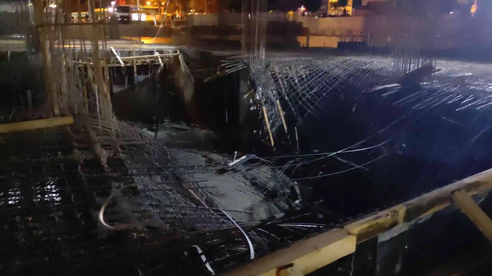 İnşaat alanında beton dökümünde kalıp çöktü: 2 işçi yaralı