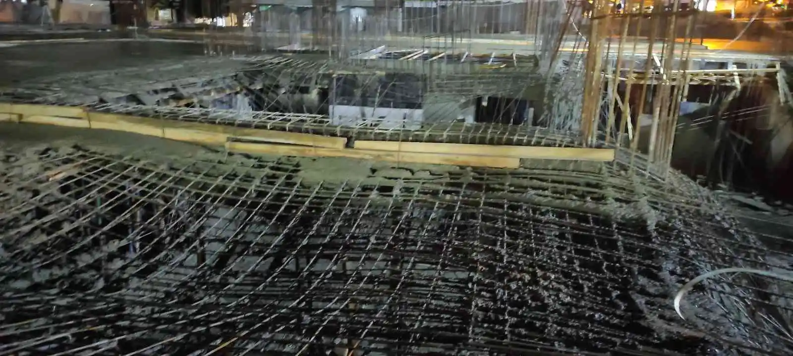 İnşaat alanında beton dökümünde kalıp çöktü: 2 işçi yaralı