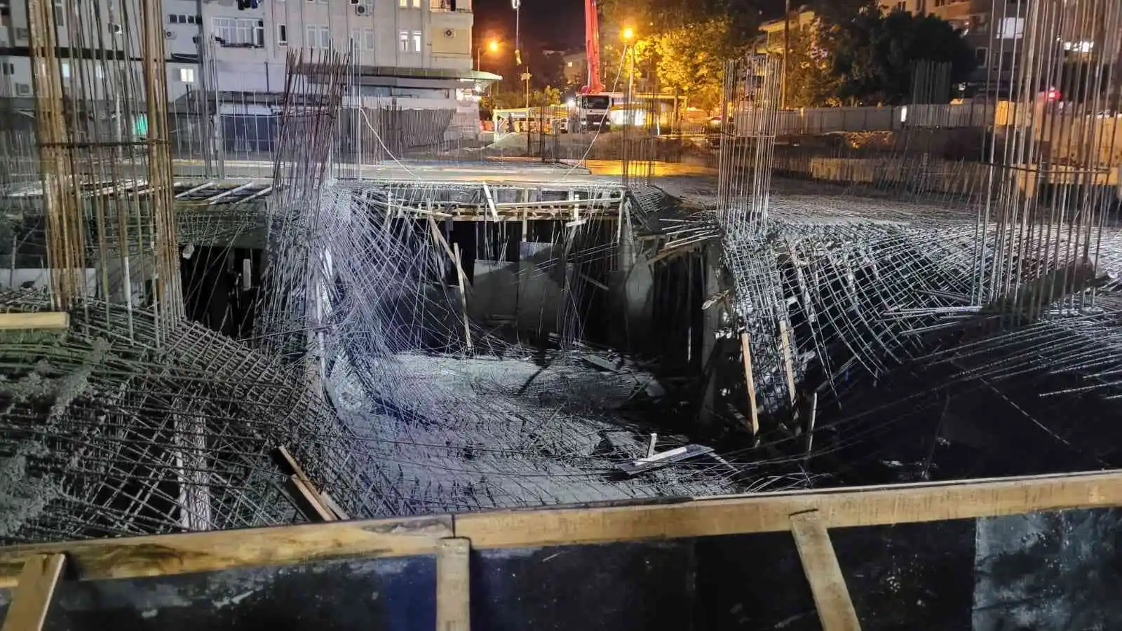 İnşaat alanında beton dökümünde kalıp çöktü: 2 işçi yaralı
