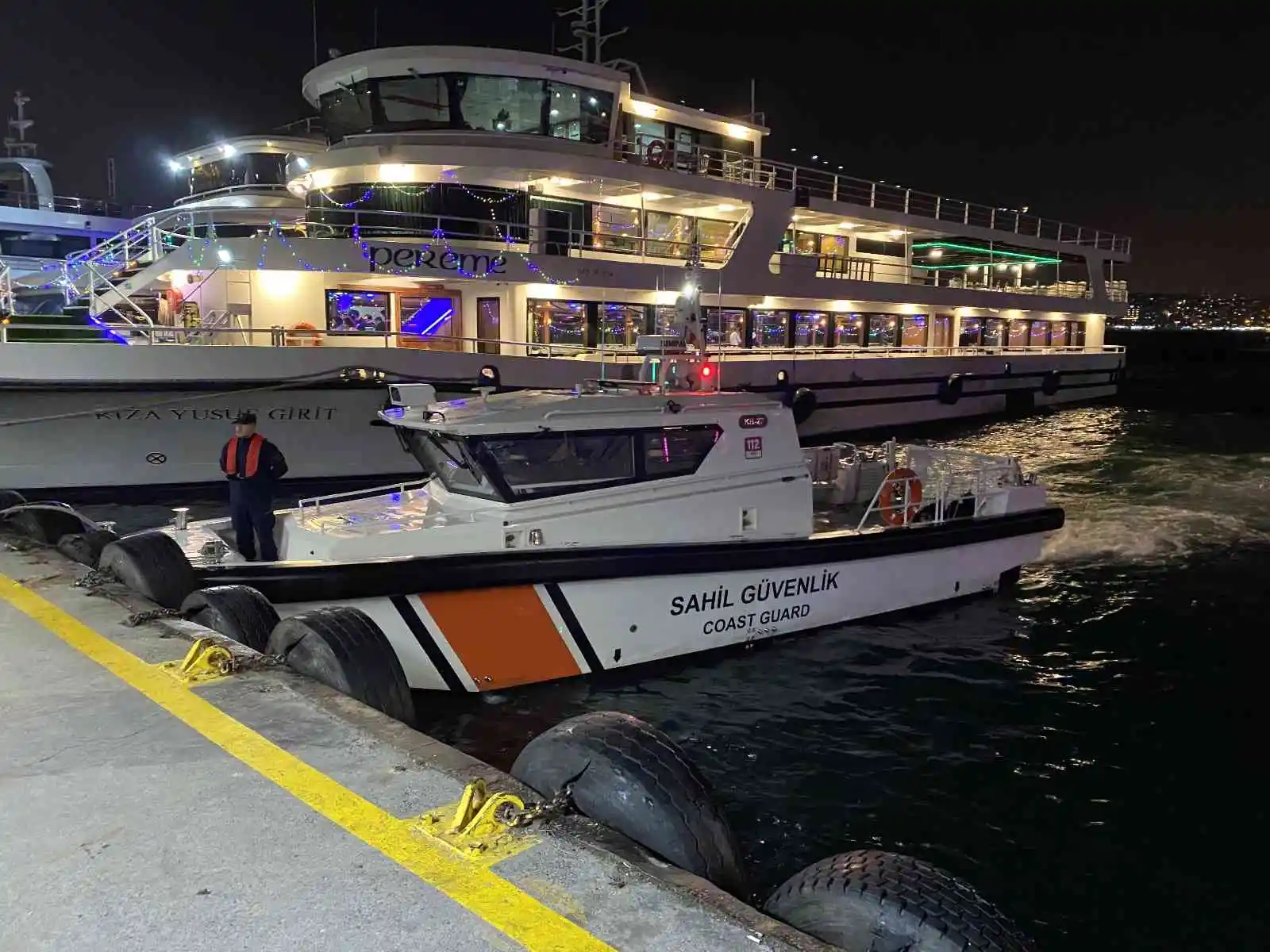 İstanbul Boğazı'nda yılbaşı öncesi teknelere kaçak ve sahte içki denetimi
