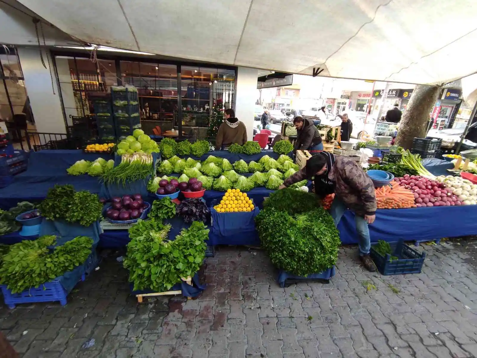 İstanbul’daki meyve ve sebze tezgahlarında bolluk yaşanıyor
