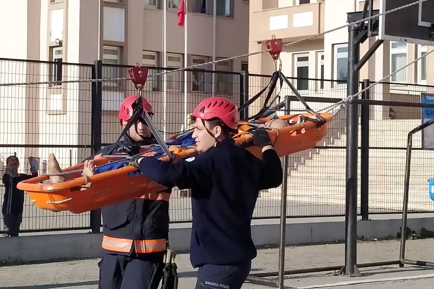 İtfaiyeden gerçeği aratmayan tatbikat: Öğrenciler bu şekilde tahliye edildi