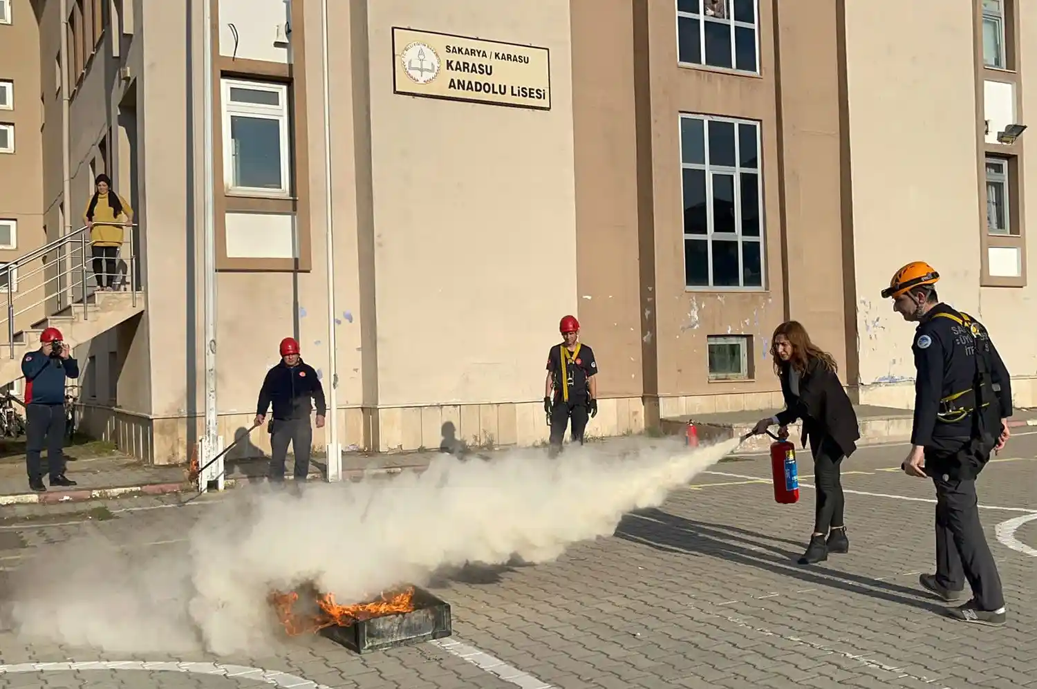 İtfaiyeden gerçeği aratmayan tatbikat: Öğrenciler bu şekilde tahliye edildi