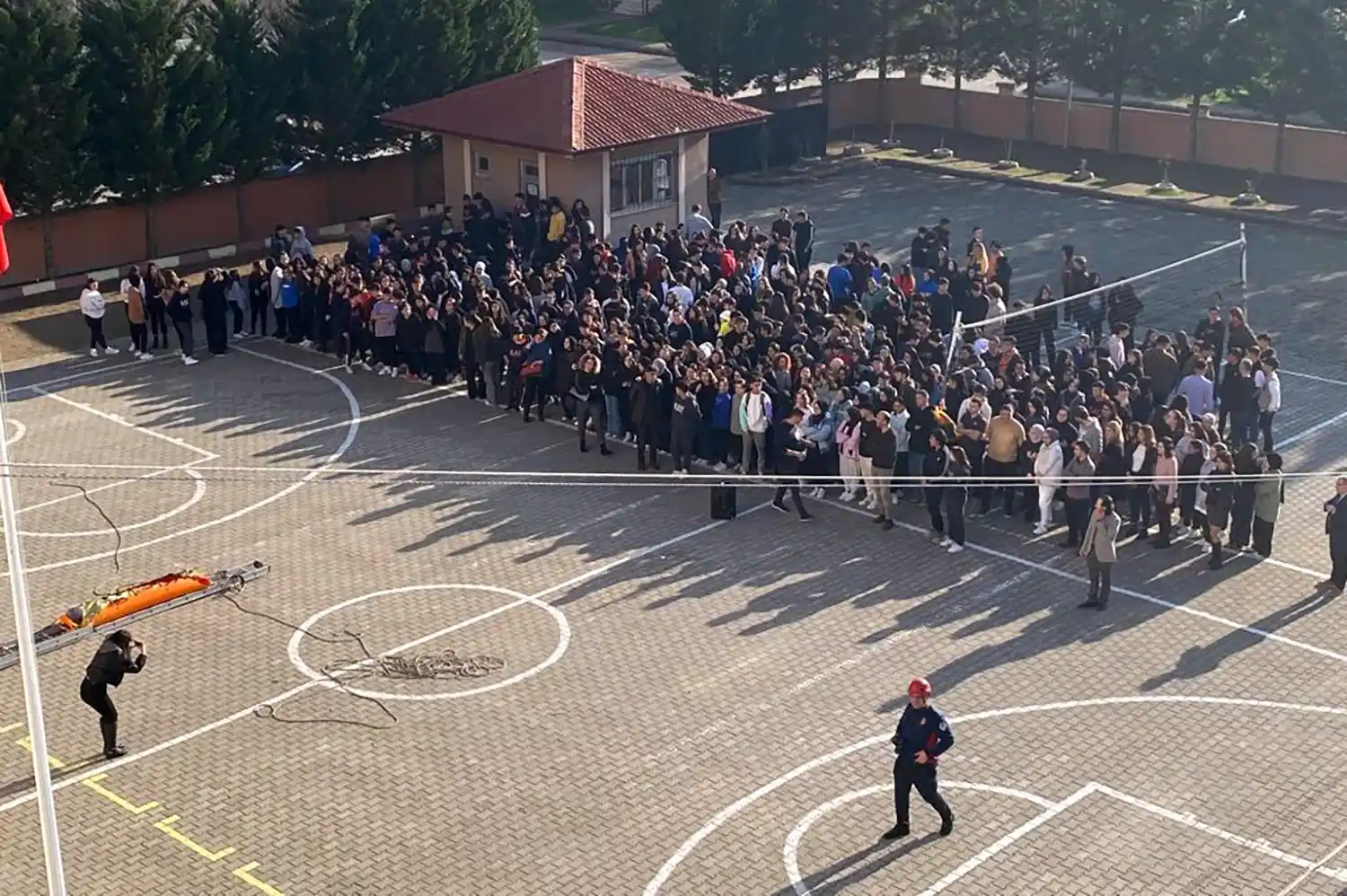 İtfaiyeden gerçeği aratmayan tatbikat: Öğrenciler bu şekilde tahliye edildi