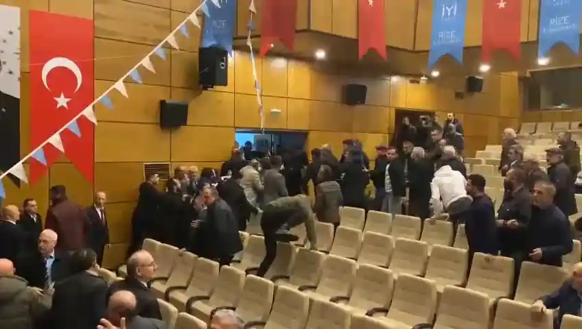 İYİ Parti’nin Rize Merkez İlçe Kongresinde kavga çıktı
