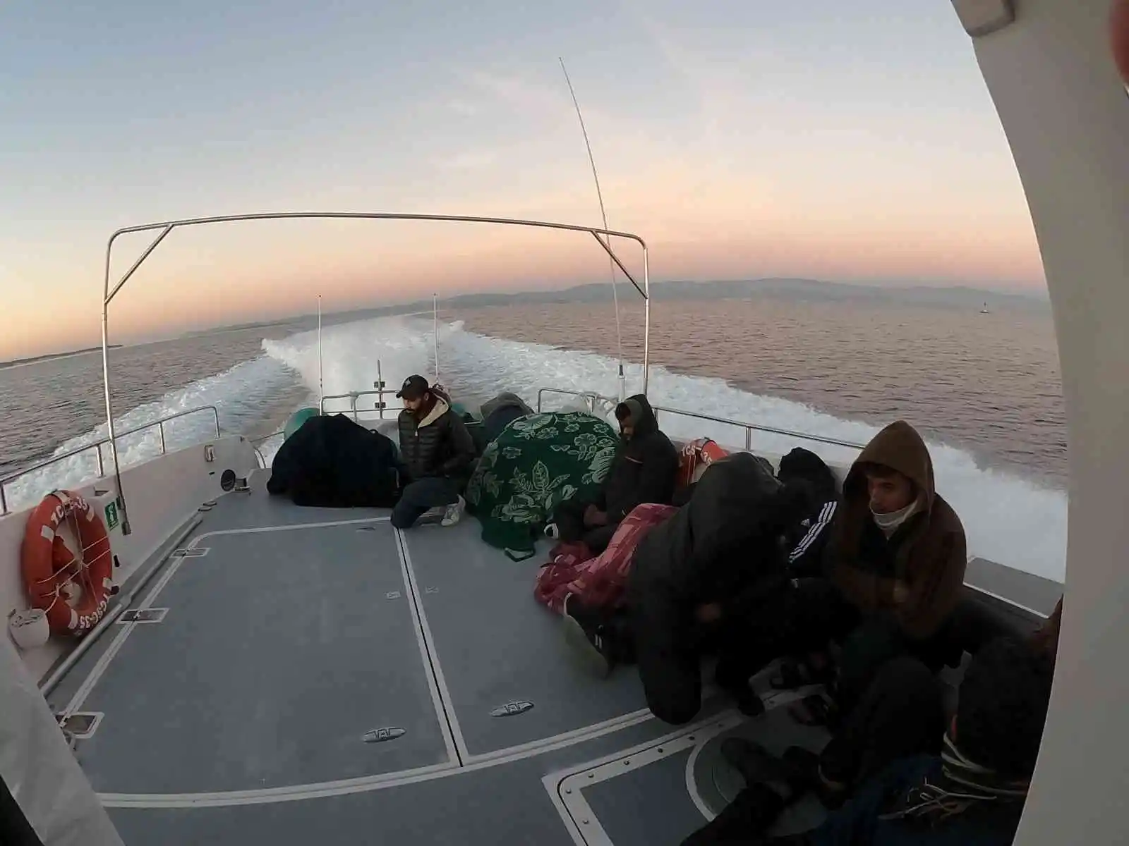 İzmir'de 17 göçmen kurtarıldı