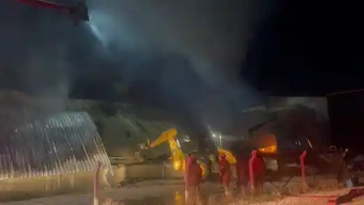 İzmir’de mobilya atölyesinde korkutan yangın
