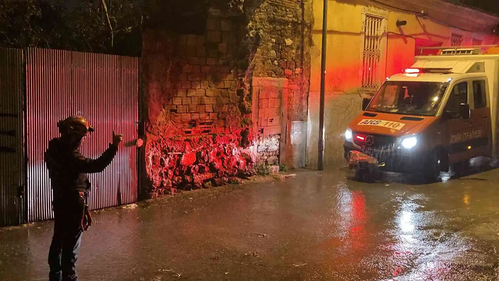 İzmir'de sağanak yağmur nedeniyle evin çatısı çöktü