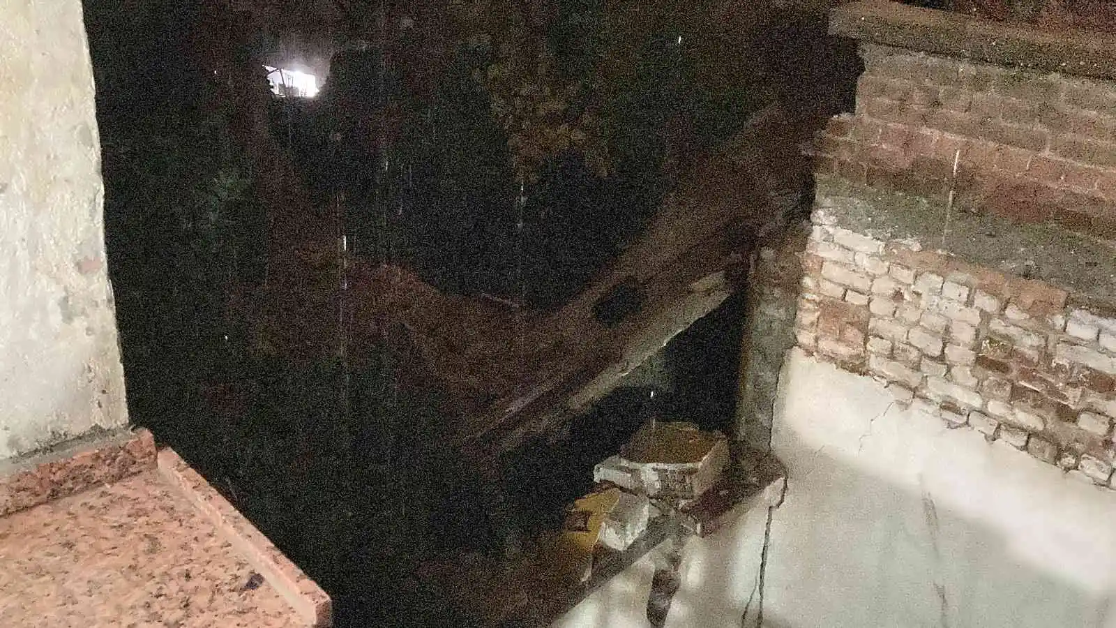 İzmir’de sağanak yağmur nedeniyle evin çatısı çöktü