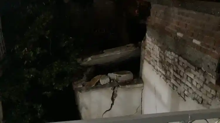 İzmir’de sağanak yağmur nedeniyle evin çatısı çöktü