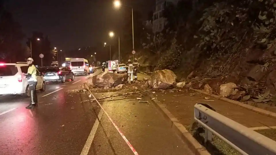 İzmir'de yamaçtan kopan kaya parçaları yola ve bir otomobilin üstüne düştü
