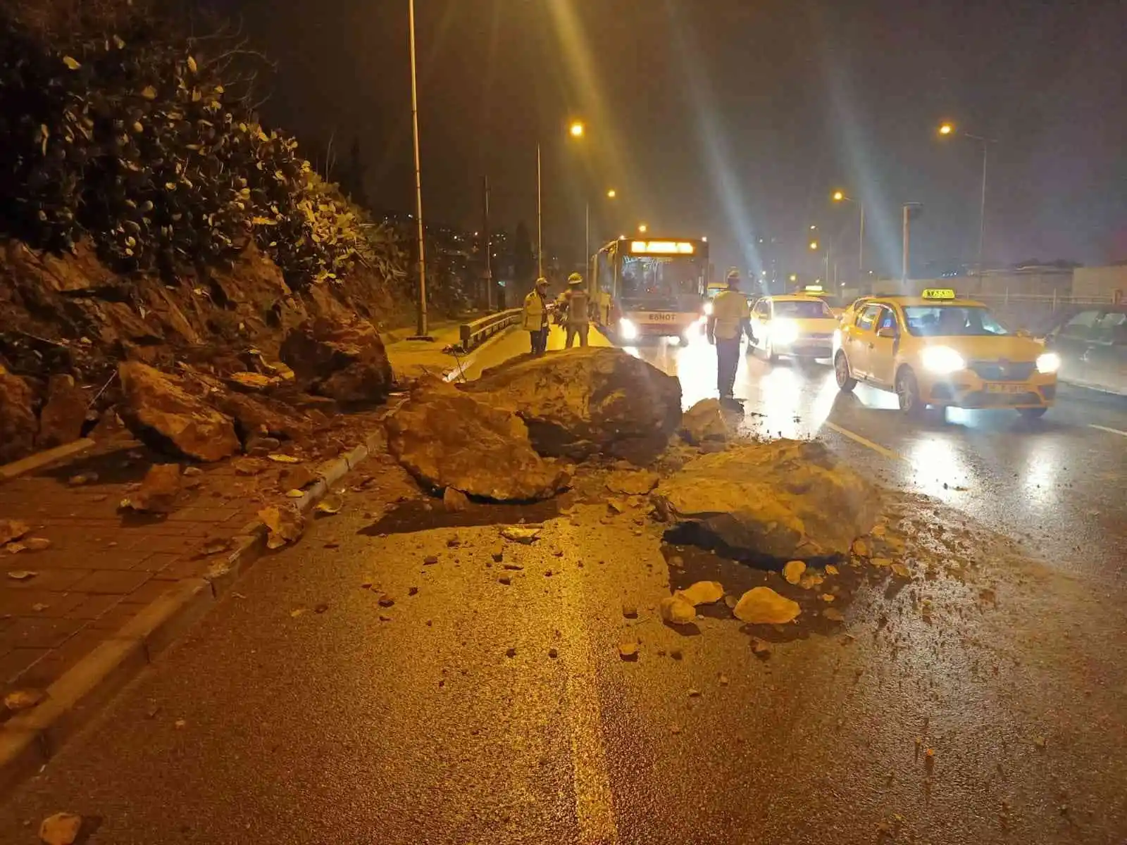 İzmir’de yamaçtan kopan kaya parçaları yola ve bir otomobilin üstüne düştü
