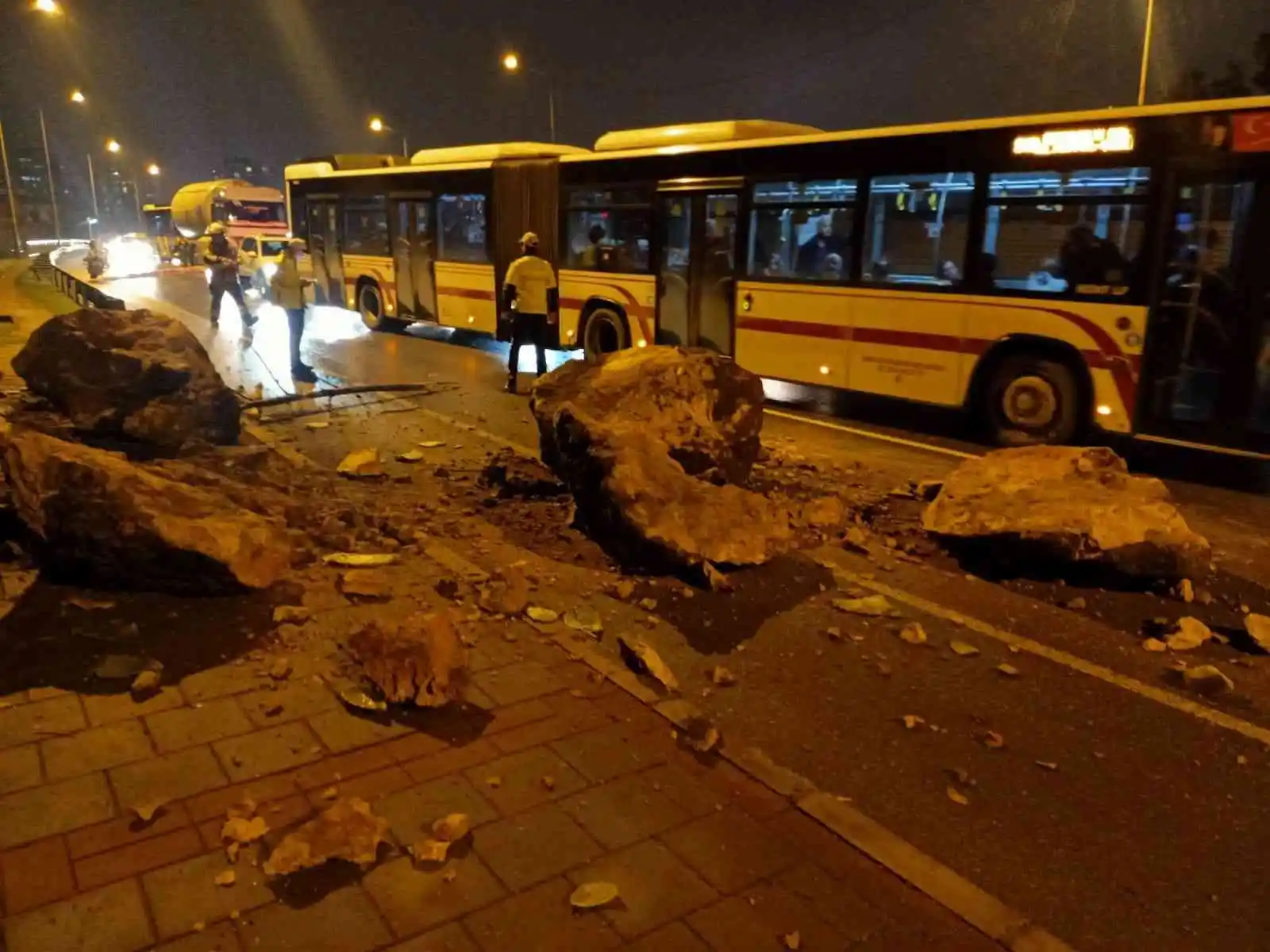 İzmir’de yamaçtan kopan kaya parçaları yola ve bir otomobilin üstüne düştü
