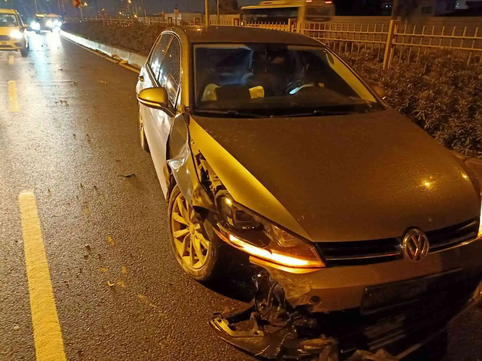 İzmir’de yamaçtan kopan kaya parçaları yola ve bir otomobilin üstüne düştü
