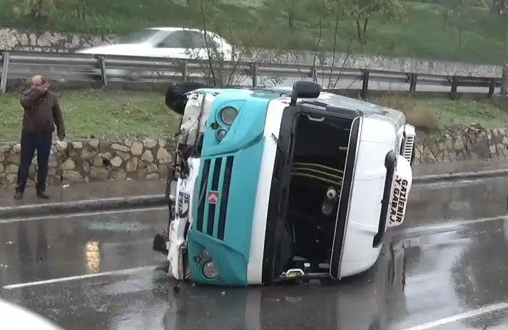 İzmir'de yolcu minibüsü devrildi
