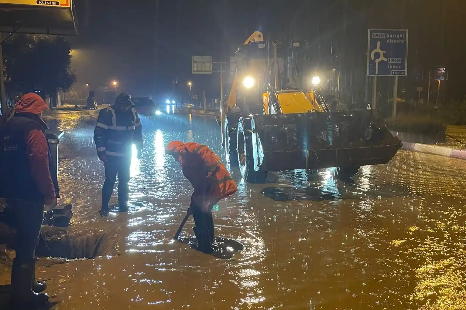 İzmir'in ilçeleri sağanağa teslim oldu
