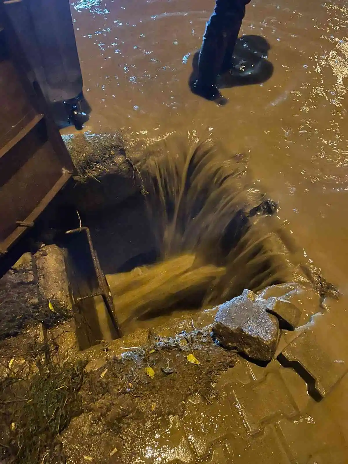 İzmir’in ilçeleri sağanağa teslim oldu
