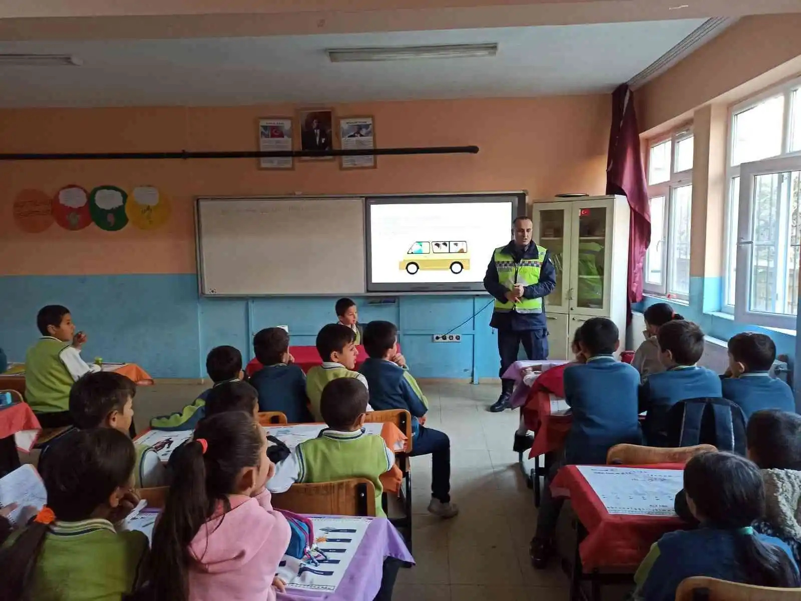 Jandarma ekipleri yeni trafik dedektifleri yetiştiriyor